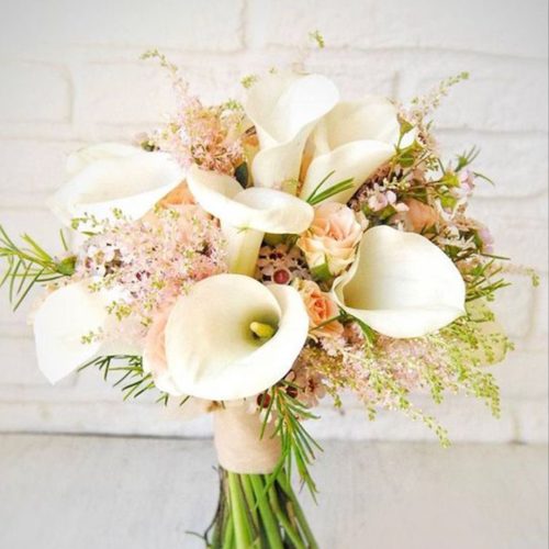 Ramo de novia de calas blancas, rosas y astilbe
