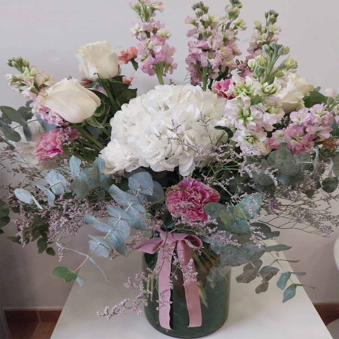 Jarrón de cristal decorada con flores